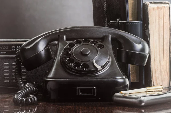 Oude Vintage Telefoon Houten Tafel — Stockfoto