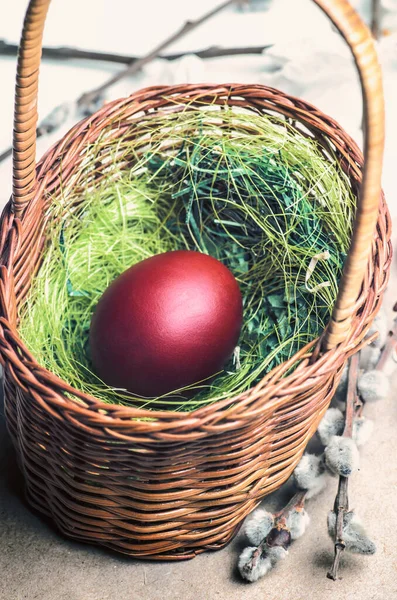 Velikonoční Vejce Košíku Dřevěném Pozadí — Stock fotografie
