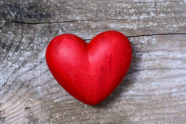 Coração Vermelho Fundo Madeira — Fotografia de Stock