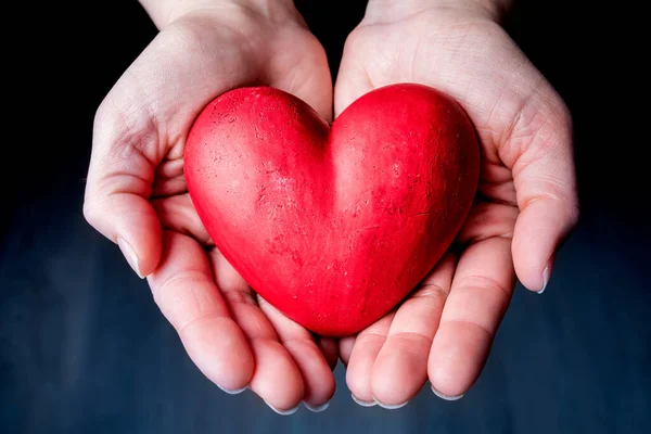 Coração Vermelho Nas Mãos — Fotografia de Stock