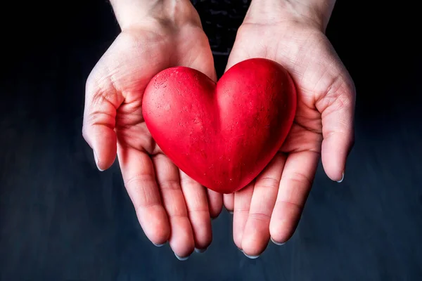 Coração Vermelho Nas Mãos — Fotografia de Stock