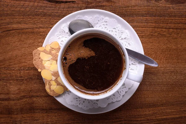 Tasse Kaffee Mit Süßem Auf Holzgrund — Stockfoto