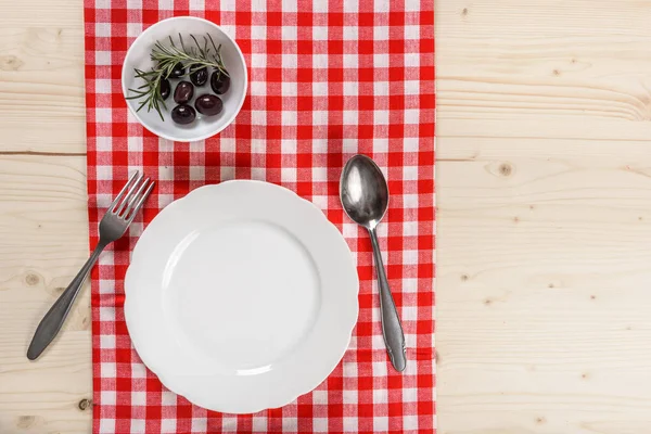 Mediterraner Restauranttisch Mit Karierter Roter Tischdecke — Stockfoto