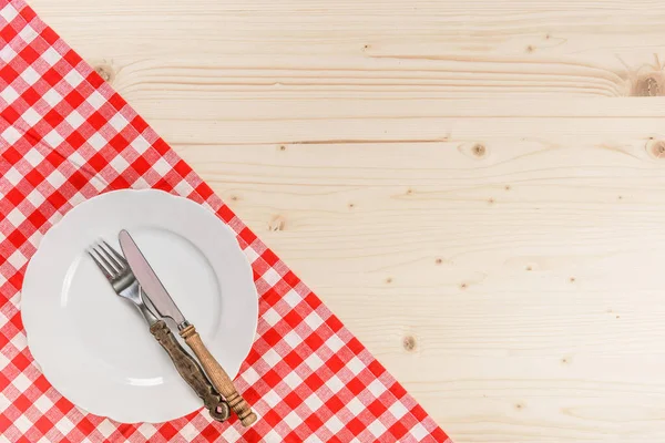 Wooden Table Checkered Red Tablecloth Plate Fork Knife — Stock Photo, Image