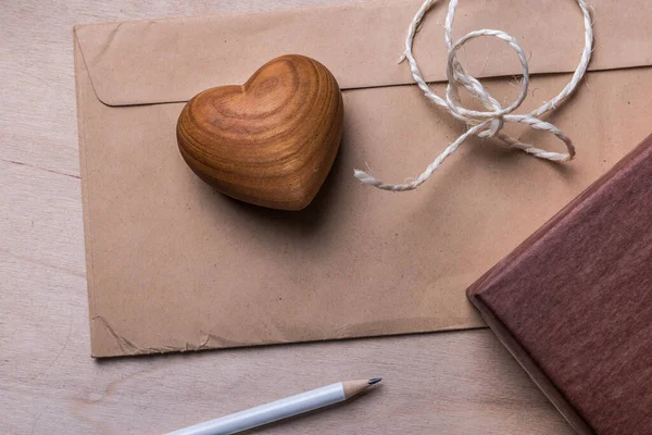 Valentines Cartão Saudação Com Coração Madeira — Fotografia de Stock
