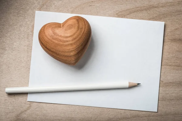 White Paper Wooden Hart Pencil Dalam Bahasa Inggris — Stok Foto