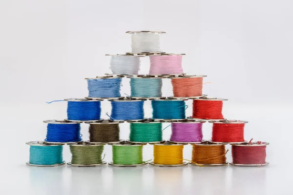 Kolorowe Szpilki Bobbin Piramida — Zdjęcie stockowe