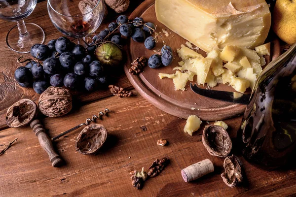Tahta Masada Peynir Üzüm Fındık Düzenleme — Stok fotoğraf