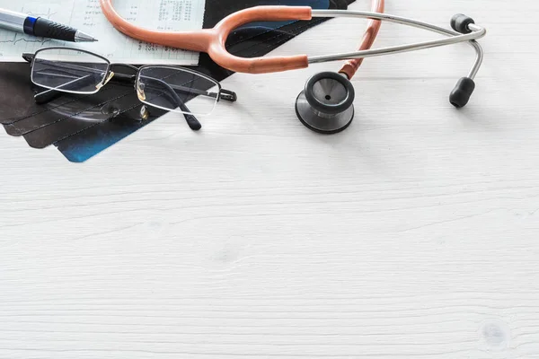 Arztschreibtisch Mit Medizinischen Unterlagen Diagrammen Brille Und Stethoskop — Stockfoto