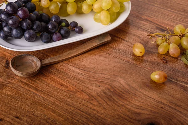 Red White Grapes Plate Rustic Table Top — Stock Photo, Image