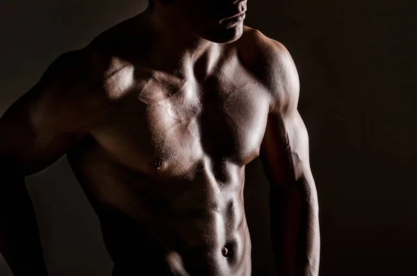 Kraftvoller Muskulöser Körper Des Bodybuilders — Stockfoto