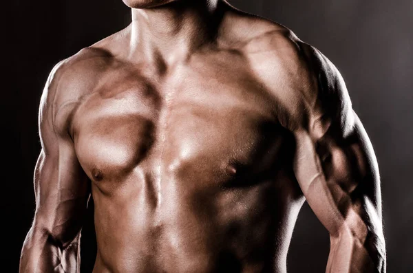 Jovem Homem Muscular Posando Fundo Escuro — Fotografia de Stock