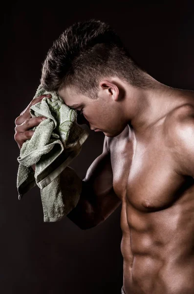 Sportler Mann Bodybuilder Mit Handtuch Und Wasser Nach Dem Fitnessstudio — Stockfoto