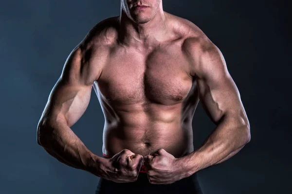 Poderoso Corpo Muscular Fisiculturista — Fotografia de Stock