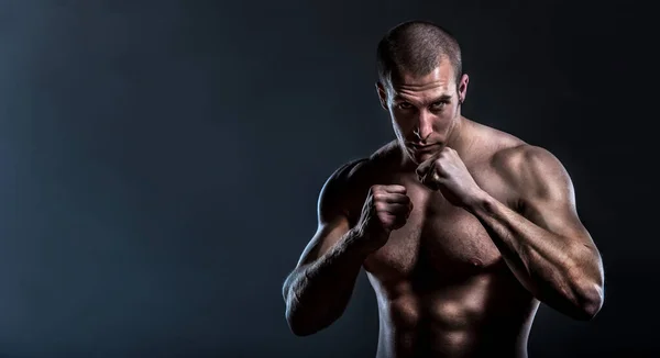 Stilig Muskulös Man Med Naken Bål Poserar Svart Bakgrund — Stockfoto