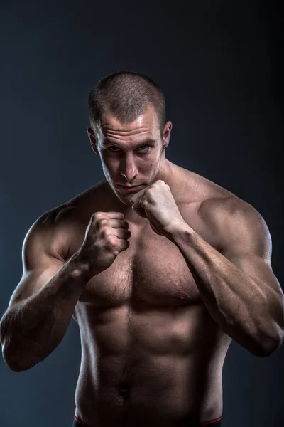 Stilig Muskulös Man Med Naken Bål Poserar Svart Bakgrund — Stockfoto