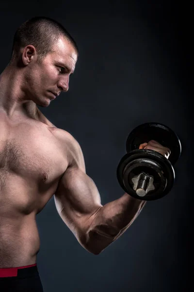 Homem Muscular Com Halteres Fundo Preto — Fotografia de Stock