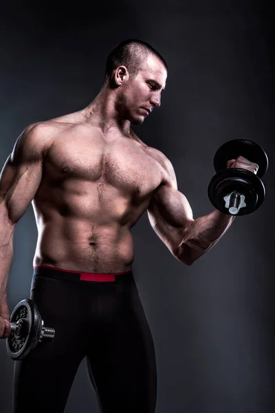 Homem Muscular Com Halteres Fundo Preto — Fotografia de Stock