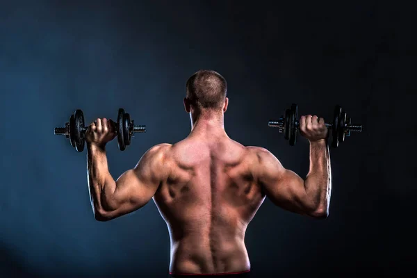 Muskulöser Mann Mit Hanteln Auf Schwarzem Hintergrund — Stockfoto