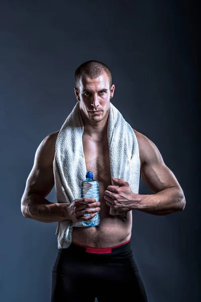 Mužský Atlet Vodou Ručníkem Cvičení — Stock fotografie