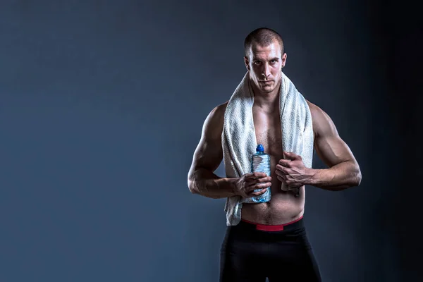 Mužský Atlet Vodou Ručníkem Cvičení — Stock fotografie