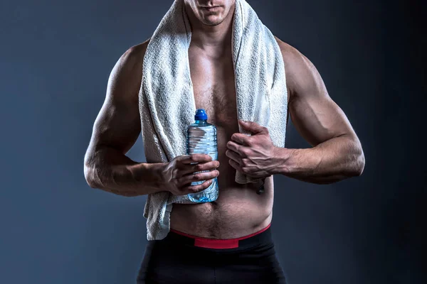Atleta Masculino Com Água Toalha Após Treino — Fotografia de Stock