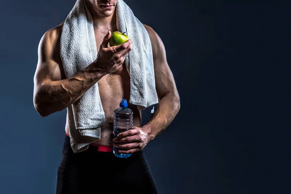 Sportler Mit Wasser Apfel Und Handtuch Nach Dem Training Detail — Stockfoto