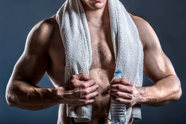 Sportler Mit Wasser Und Handtuch Nach Dem Training — Stockfoto