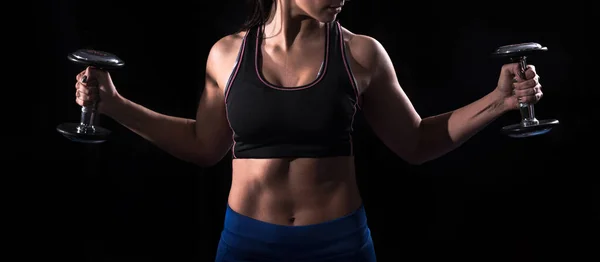 Kvinna Bodybuilder Lyfta Hantlar Isolerade Över Svart Bakgrund — Stockfoto