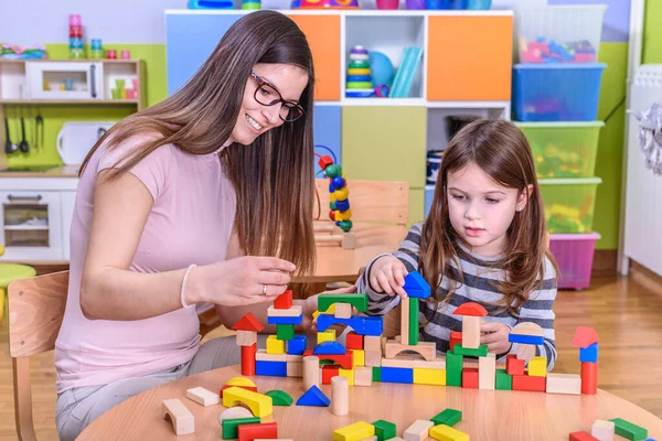 Öğretmen Kız Okulda Oyuncak Bloklarıyla Oynuyor — Stok fotoğraf