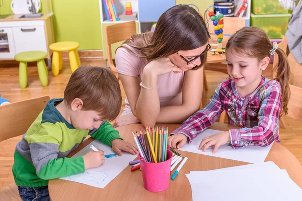 幼稚園で絵を描く可愛い子供たち — ストック写真