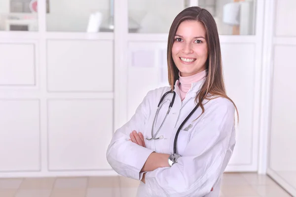 Steteskoplu Genç Bir Kadın Doktorun Portresi — Stok fotoğraf