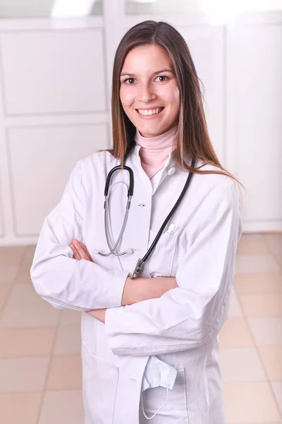 Beyaz Önlüklü Doktor Boynunda Steteskop Olan Bir Kadın — Stok fotoğraf