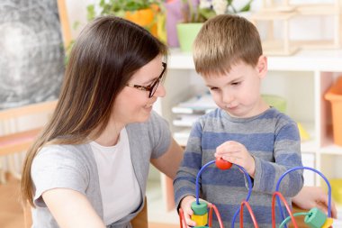 Öğretmen ve küçük çocuk sınıfta.