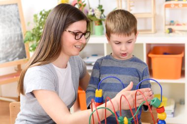 Öğretmen ve küçük çocuk sınıfta.