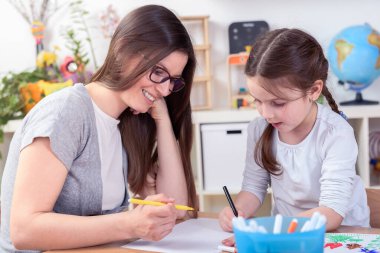 Öğretmen ve Sevimli Küçük Kız Resim Dersi