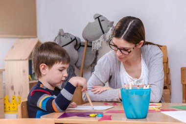 Yaratıcı oğlu olan bir anne birlikte eğleniyor.