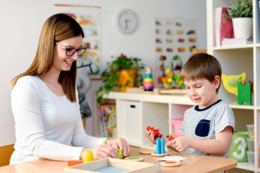Anaokulunda birlikte oynayan mutlu öğretmen ve öğrenci.
