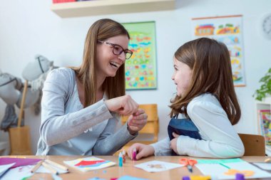 Yaratıcı çocuk eğleniyor annesiyle birlikte