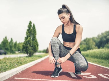 Stadyum pistinde atletik bayan atlet