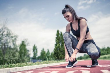 Stadyum pistinde atletik bayan atlet