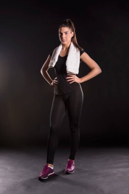 Arka planda havlusu olan fitness kızı