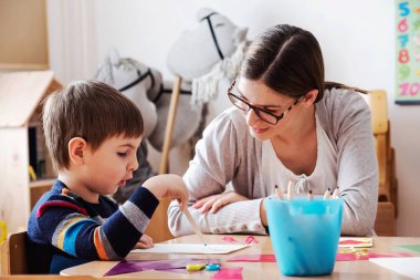 Anaokulu öğretmeninden Eğitim Oyununda Yakışıklı Çocuğa Destek