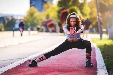 Genç, formda bir kadın esneme, zindelik ve sağlıklı bir yaşam tarzı..