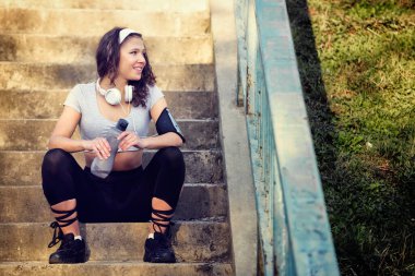 Genç Kadın Suyla Eğitimden Sonra Dinleniyor