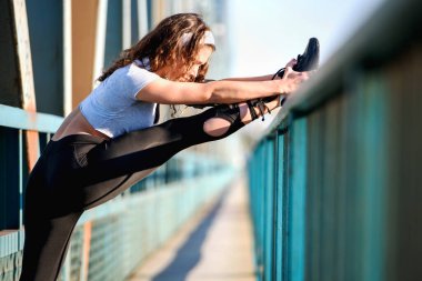 Genç, formda bir kadın esneme, zindelik ve sağlıklı bir yaşam tarzı..