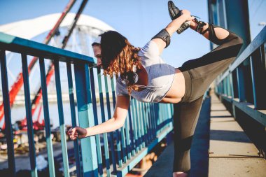 Genç, formda bir kadın esneme, zindelik ve sağlıklı bir yaşam tarzı..