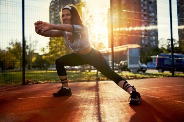 Genç, formda bir kadın esneme, zindelik ve sağlıklı bir yaşam tarzı..