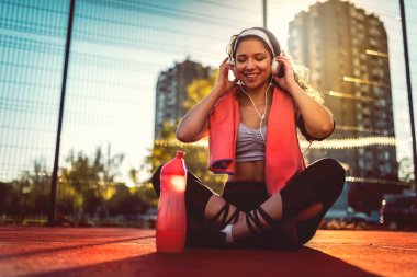 Şehir Spor Salonunda Eğitimden Sonra Müzik Dinleyen Genç Kadın