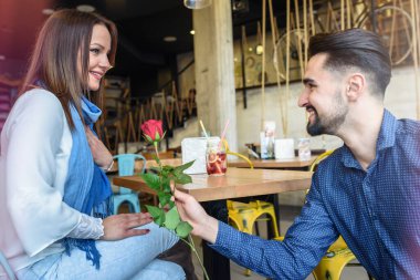 Gülümseyen Genç Aşk Çifti ile Kırmızı Gül